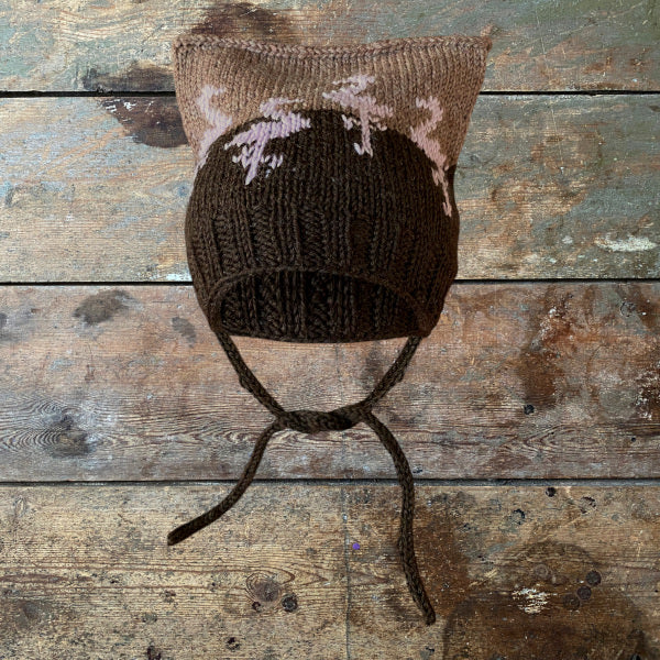 Strikkeopskrift Lille Flamingo børnehue. Strikket børnehue med mønsterstrik Vital fra Hjertegarn Elastisk Børnehue Pind 3½