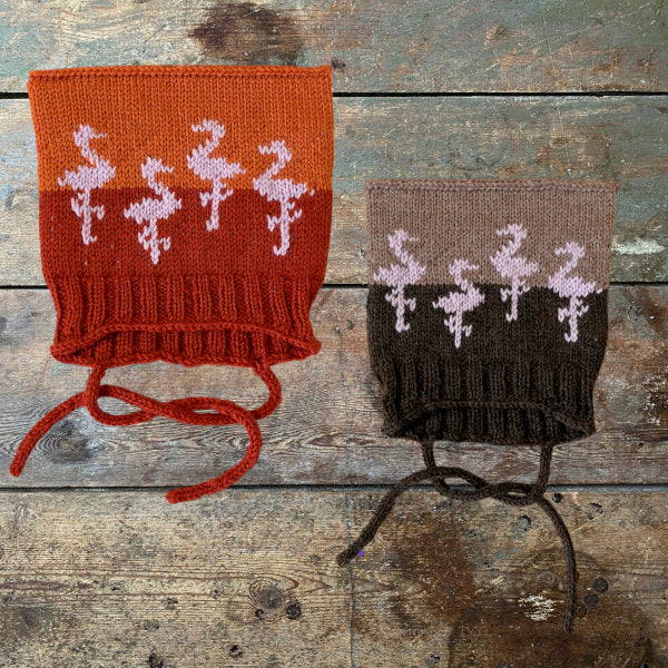 Strikkeopskrift Lille Flamingo børnehue. Strikket børnehue med mønsterstrik Vital fra Hjertegarn Elastisk Børnehue i Superwash uldgarn