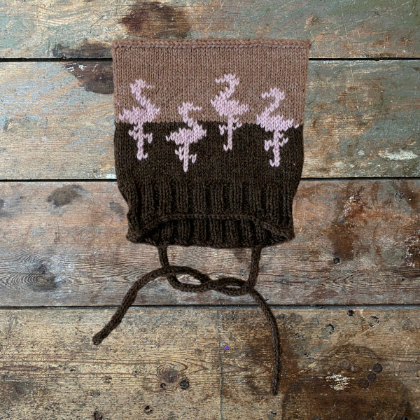 Strikkeopskrift Lille Flamingo børnehue. Strikket børnehue med mønsterstrik Vital fra Hjertegarn Elastisk Børnehue i Superwash uld