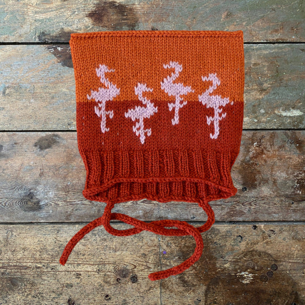 Strikkeopskrift Lille Flamingo børnehue. Strikket børnehue med mønsterstrik Vital fra Hjertegarn Elastisk Børnehue i Superwash garn