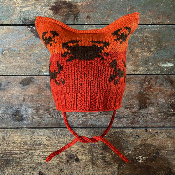 Strikkeopskrift Lille Krebs børnehue. Strikket børnehue med mønsterstrik Vital fra Hjertegarn Elastisk Børnehue i Superwash garn