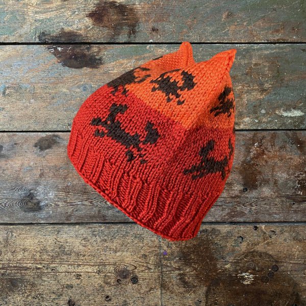 Strikkeopskrift Lille Flamingo børnehue. Strikket børnehue med mønsterstrik Vital fra Hjertegarn Elastisk Børnehue  Superwash garn pind 3½