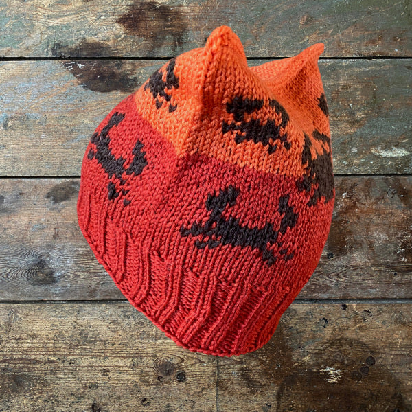 Strikkeopskrift Lille Flamingo børnehue. Strikket børnehue med mønsterstrik Vital fra Hjertegarn Elastisk Børnehue Superwash 