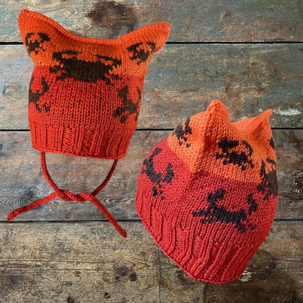 Strikkeopskrift Lille Flamingo børnehue. Strikket børnehue med mønsterstrik Vital fra Hjertegarn Elastisk Børnehue i Superwash uld