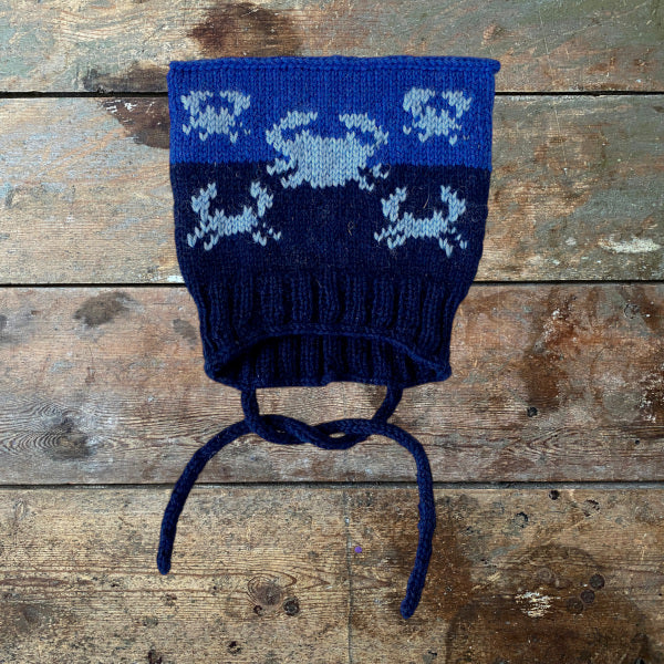 Strikkeopskrift Lille Flamingo børnehue. Strikket børnehue med mønsterstrik Vital fra Hjertegarn Elastisk Børnehue i Superwash uldgarn