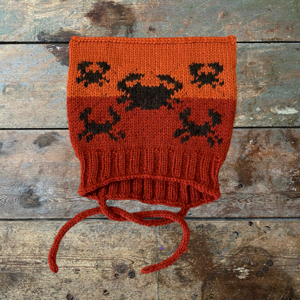 Strikkeopskrift Lille Flamingo børnehue. Strikket børnehue med mønsterstrik Vital fra Hjertegarn Elastisk Børnehue  Superwash uld pind 3½