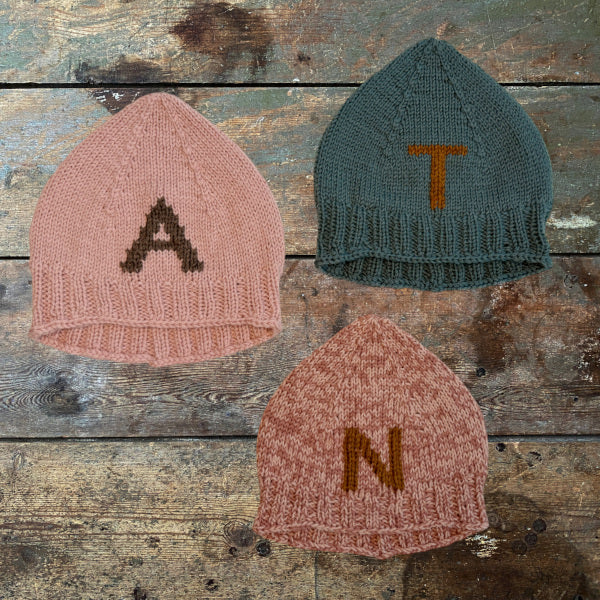 Strikkeopskrift børnehue med broderet bogstav. Strikket i 2 tråde strømpegarn sock 4 fra Hjertegarn, Armonia fra Hjertegarn eller Arwetta fra Filcolana