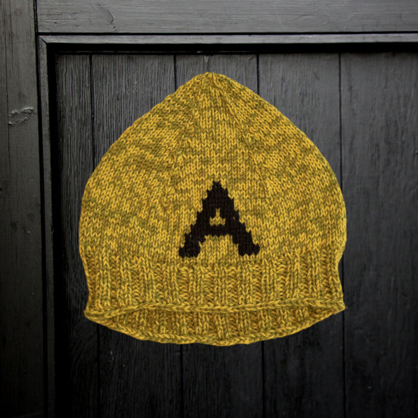 Strikkeopskrift elastisk børnehue med broderet bogstav. Strikket på pind 4 i 2 tråde strømpegarn sock 4 fra Hjertegarn