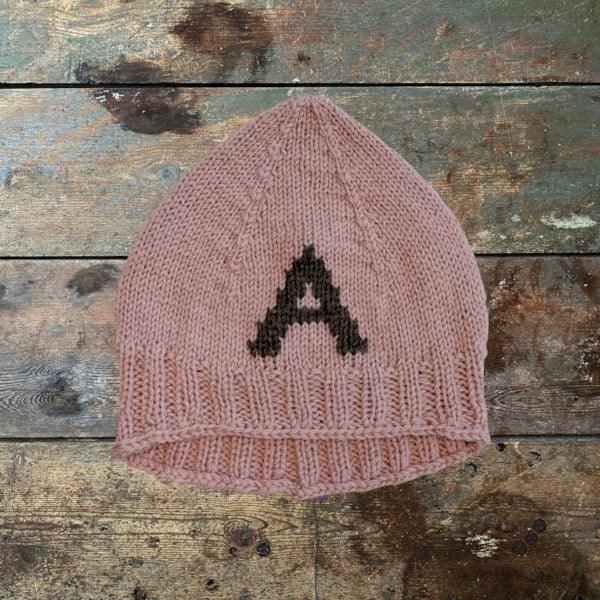 Strikkeopskrift børnehue med broderet bogstav. Strikket i 2 tråde strømpegarn sock 4 fra Hjertegarn, Armonia fra Hjertegarn 