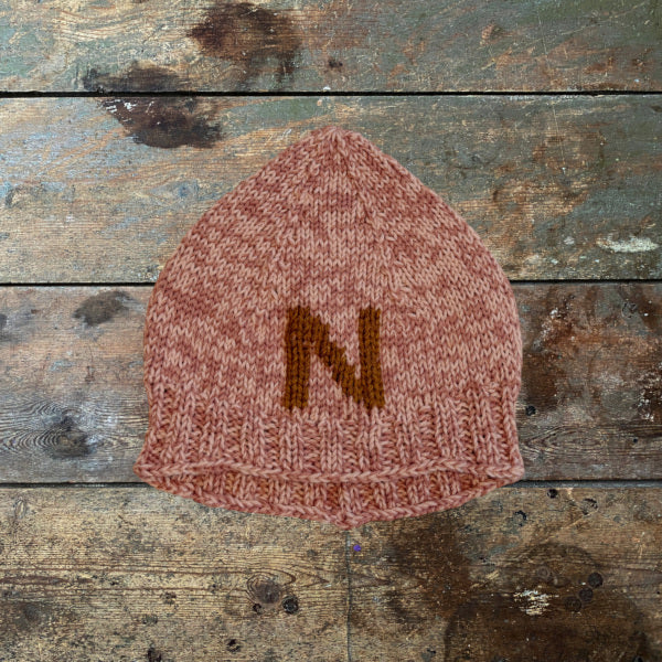 Strikkeopskrift elastisk børnehue med broderet bogstav. Strikket på pind 4 i 2 tråde strømpegarn 
