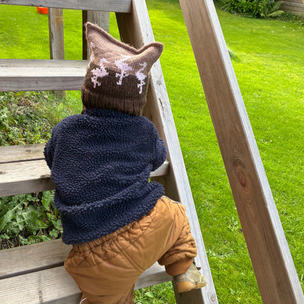Strikkeopskrift Lille flamingo børnehue elastisk hue som sidder godt på hovedet med mønsterstrik