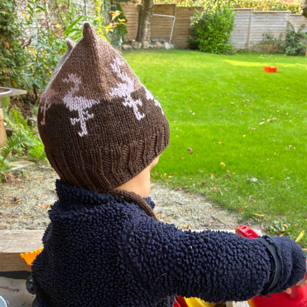 Strikkeopskrift Lille flamingo mønsterstrikket børnehue elastisk hue, der sidder godt på hovedet  hue med bindebånd
