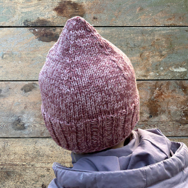 Strikkeopskrift elastisk børnehue med broderet bogstav. Strikket på pind 4 i 2 tråde strømpegarn rester. Broderet bogstav forrest på huen. Bogstavsdiagrammer sammen med opskriften