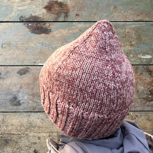 Strikkeopskrift elastisk børnehue med broderet bogstav. Strikket på pind 4 i 2 tråde strømpegarn garnrester. Broderet bogstav forrest på huen. Bogstavsdiagrammer sammen med opskriften