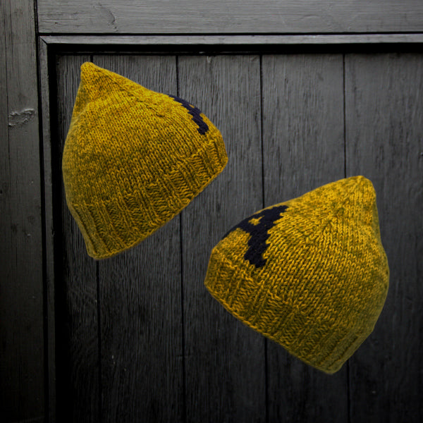 Strikkeopskrift elastisk børnehue med broderet bogstav. Strikket på pind 4 i 2 tråde strømpegarn sock 4 fra Hjertegarn, Armonia fra Hjertegarn 