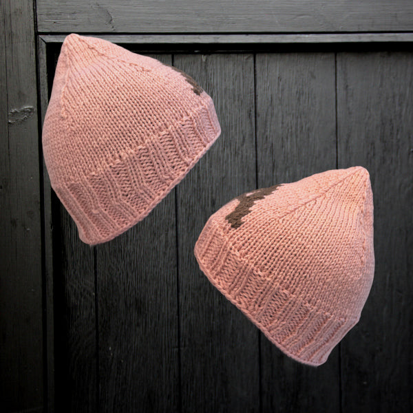 Strikkeopskrift elastisk børnehue med broderet bogstav. Strikket i 2 tråde strømpegarn sock 4 fra Hjertegarn, Armonia fra Hjertegarn eller Arwetta fra Filcolana