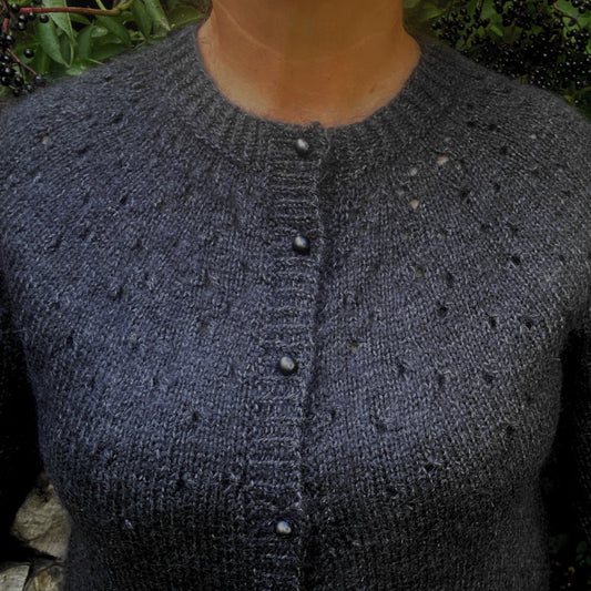 Strikkeopskrift Lineas Trøje cardigan med smukt hulmønster Hjertegarn Hjerte Fine og Silk Kid Mohair pind 4