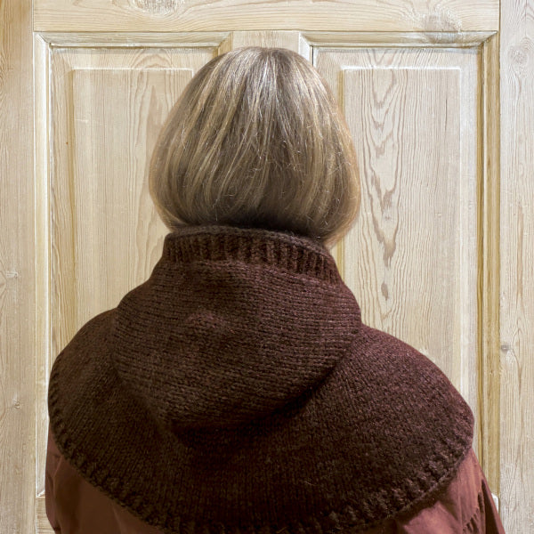 Strikkeopskrift Hooded Scarf i lækkert blødt og vamset garn hue og krave