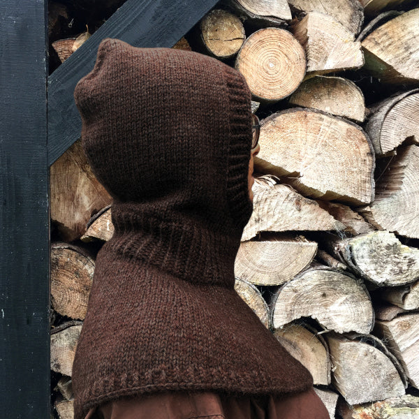 Strikkeopskrift Scarf Hoodie i lækkert blødt og vamset garn