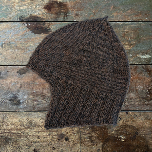 Strikkepskrift Majas Hue strikket på pind 4 i  Highlands Uld og Silk Kid Mohair