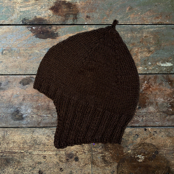 Strikkepskrift Majas Hue strikket på pind 4 i 2 tråde strømpegarn fra Hjertegarn eller Highlands Uld og Silk Kid Mohair. Kan strikkes i 2 størrelser