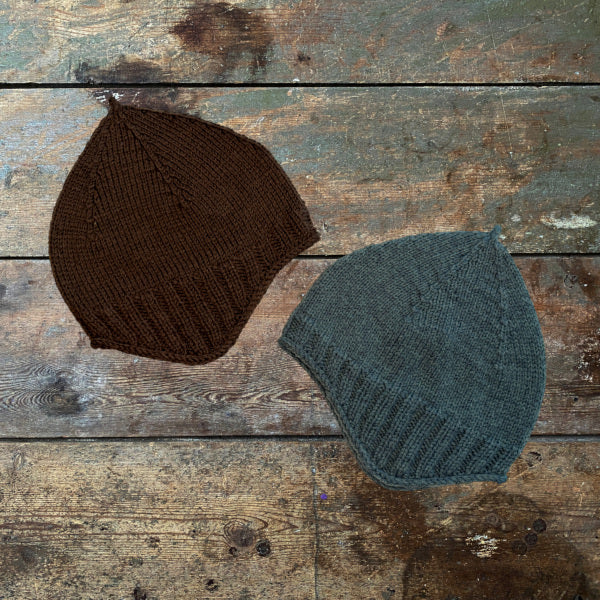 Strikkeopskrift Majses Hue strikket i 2 tråde strømpegarn. Hue, der sidder godt på hovedet. 2 tråde Armonia fra Hjertegarn elastisk damehue