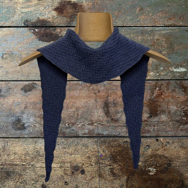 Maries korte tørklæde scarf strikket af kun 50 gram garn i smukt reliefmønster i ret- og vrangmasker i tynd uld Hjerte Fine fra Hjertegarn