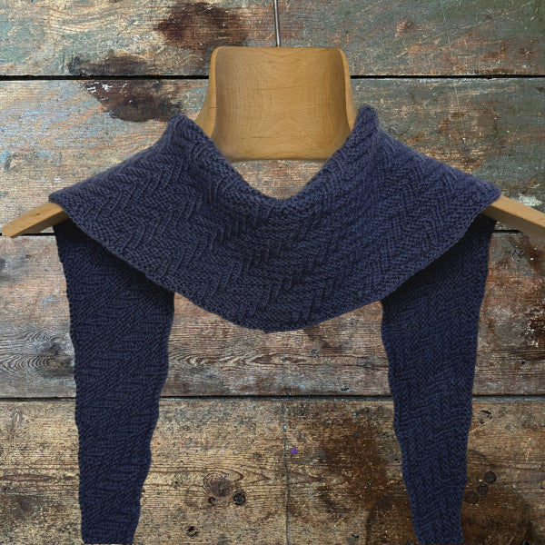 Maries korte tørklæde scarf strikket af kun 50 gram garn i smukt reliefmønster i ret- og vrangmasker i tynd uld Hjerte Fine fra Hjertegarn Pind 3