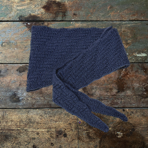 Maries korte tørklæde scarf strikket af kun 50 gram garn i smukt reliefmønster i ret- og vrangmasker i tynd uld Hjerte Fine 