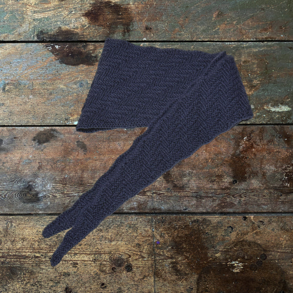 Maries korte tørklæde scarf strikket  i smukt reliefmønster i ret- og vrangmasker i tynd uld Hjerte Fine fra Hjertegarn