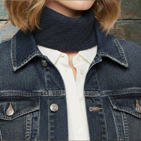 Maries korte tørklæde scarf strikket af kun 50 gram garn i smukt reliefmønster i ret- og vrangmasker i tynd uld Hjerte Fine fra Hjertegarn Pind 3