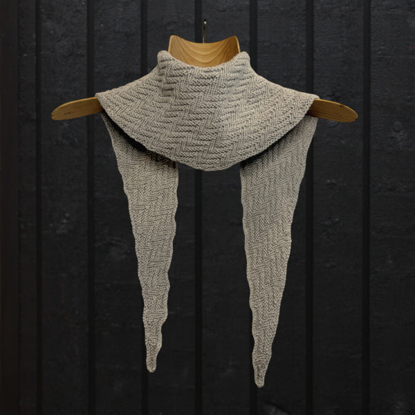 Strikkeopskrift kort tørklæde scart i fint reliefmønster, strikket i All Seasons fra Hjertegarn uld-bomuldsblanding, strikket på pind 3