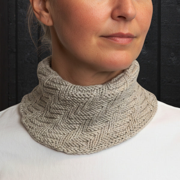 Strikkeopskrift kort tørklæde scart i fint reliefmønster, strikket i uld-bomuldsblanding på pind 3