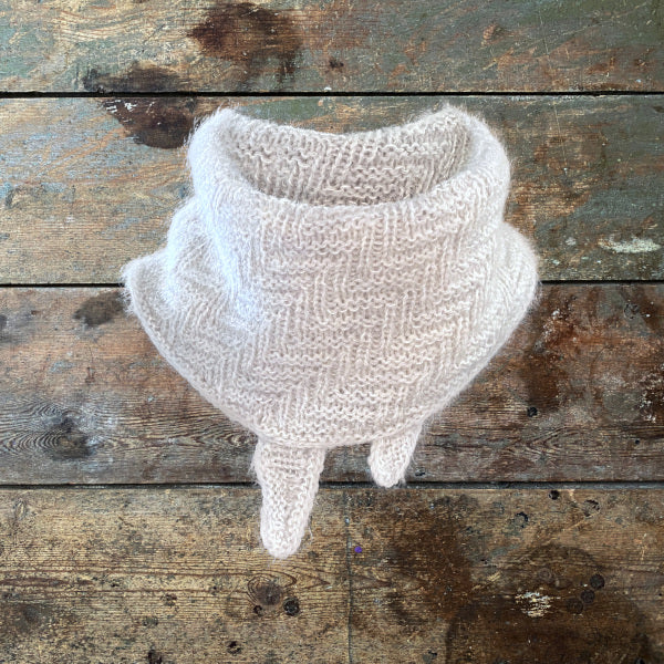 Strikkeopskrift kort tørklæde scarf Maries Tørklæde smukt reliefmønster i ret- og vrangmasker