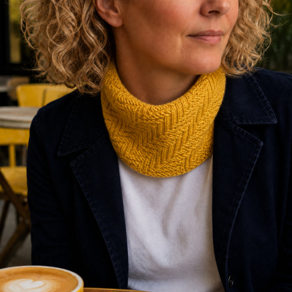 Strikkeopskrift Maries Tørklæde tynd uld / bomuld strukturmønster på pind 3 scarf kort tørklæde gul