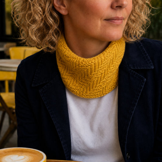Strikkeopskrift Maries Tørklæde tynd uld / bomuld strukturmønster på pind 3 scarf kort tørklæde gul