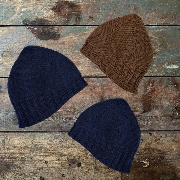 Strikkeopskrift elastisk børnehue med broderet bogstav. Strikket på pind 4 i 2 tråde strømpegarn. Broderet bogstav forrest på huen. Bogstavsdiagrammer sammen med opskriften