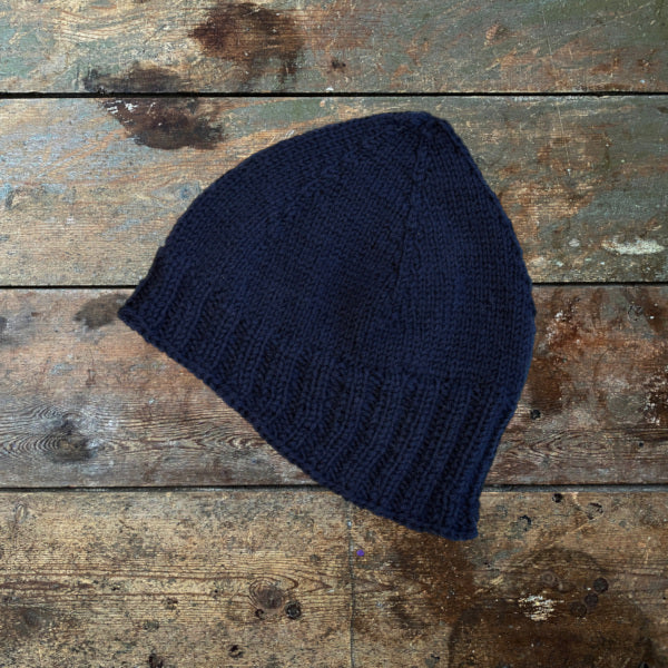 Strikkeopskrift elastisk børnehue med broderet bogstav. Strikket på pind 4 i 2 tråde strømpegarn sock 4 fra Hjertegarn, Armonia fra Hjertegarn eller Arwetta fra Filcolana