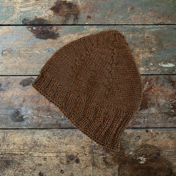 Strikkeopskrift elastisk børnehue med broderet bogstav. Strikket i 2 tråde strømpegarn sock 4 fra Hjertegarn, Armonia fra Hjertegarn 