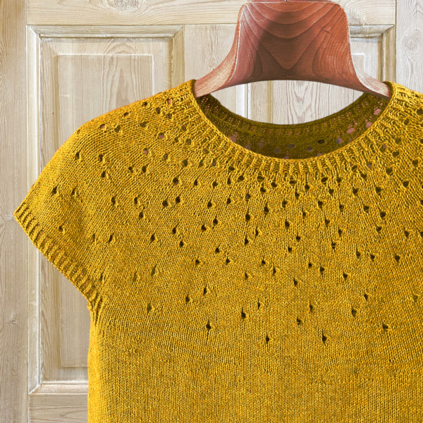 Strikket sommerbluse Puno sommerstrik fint hulmønster på bærestykket flot gul farve i dejligt sommergarn