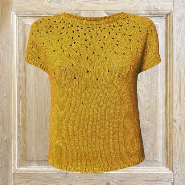 Strikket sommerbluse Puno sommerstrik fint hulmønster på bærestykket flot gul farve