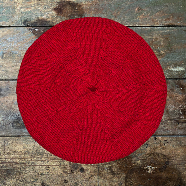 Klassisk Baskerhue rød med fine indtagninger