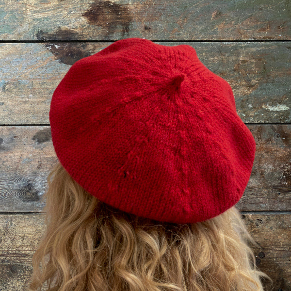 Klassisk Baskerhue rød med fine indtagninger Hjertegarn