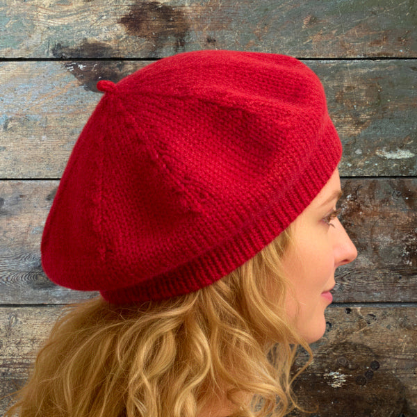 Klassisk rød Baskerhue med fine indtagninger