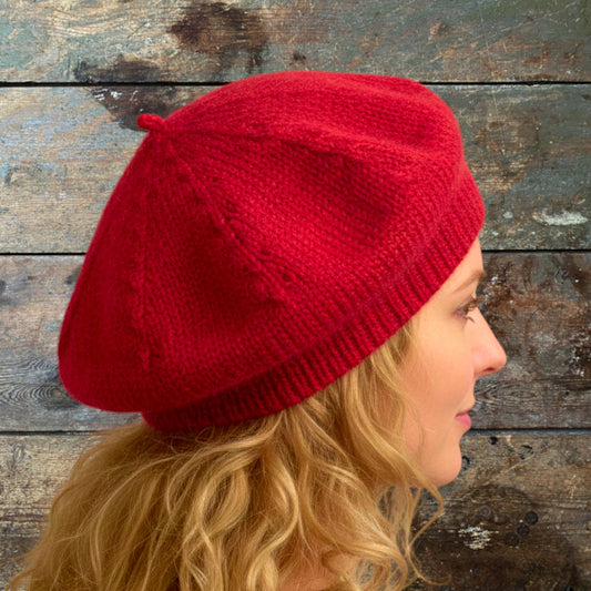 Klassisk rød Baskerhue med fine indtagninger