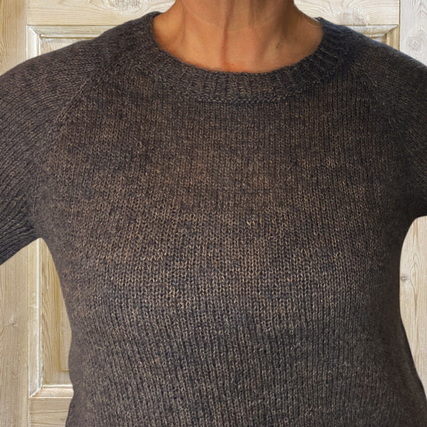 Strikkeopskrift Silje Raglanbluse Bredt ærme damebluse med kort ærme i super lækkert garn Silk Kid Mohair og Tynd alpaca strikket Top Down på pind 3½