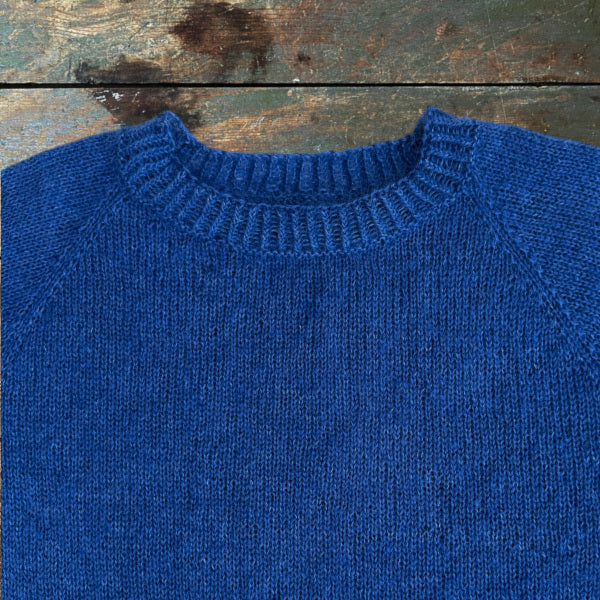 Strikkeopskrift Silje Sommer bluse med kort bredt ærme blød tynd alpaca og silk kid mohair strikket Top Down cobolt blå