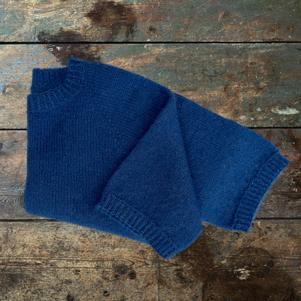 Strikkeopskrift Silje Sommer bluse med kort bredt ærme blød tynd alpaca og silk kid mohair strikket Top Down smuk cobolt