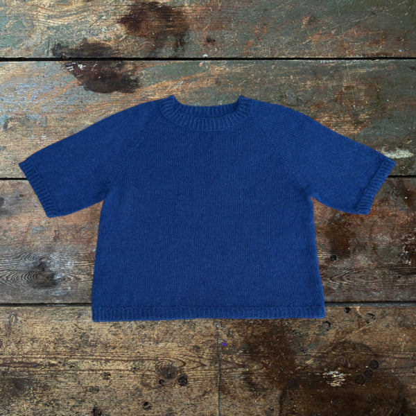 Strikkeopskrift Silje Sommer bluse med kort bredt ærme blød tynd alpaca og silk kid mohair strikket Top Down skøn cobolt