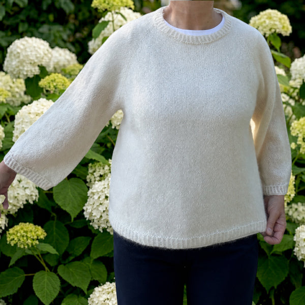 Strikkeopskrift Silje Trekvart ærme florlet bluse i tynd alpaca og silk kid mohair strikket top down på pind 3½